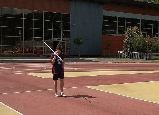 Uczeń trzyma oszczep