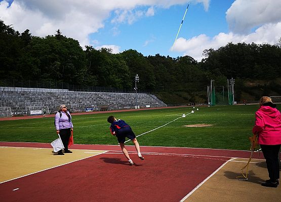 Uczeń rzucił oszczepem