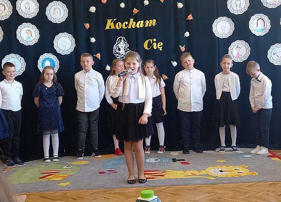 Uczennica recytuje wiersz