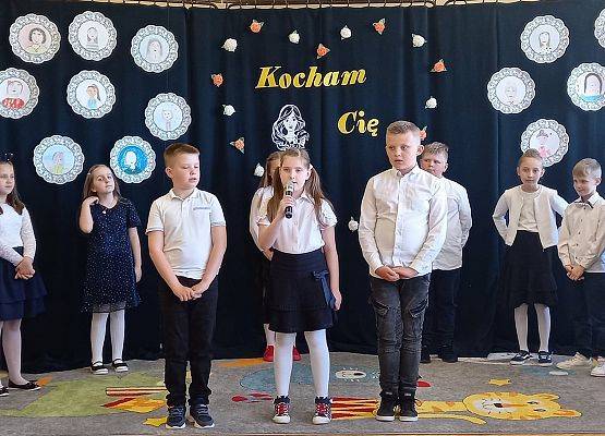 Uczennica recytuje wiersz