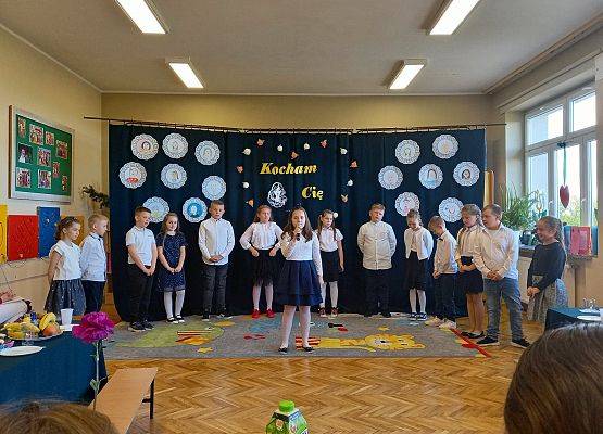 Uczennica recytuje wiersz