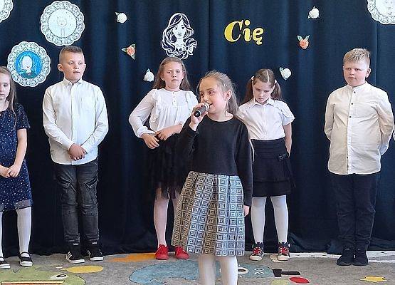 Uczennica recytuje wiersz