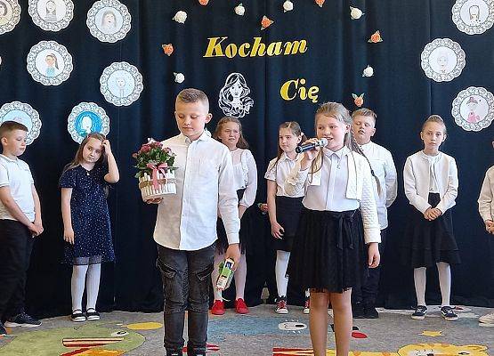 Uczniowie składają życzenia