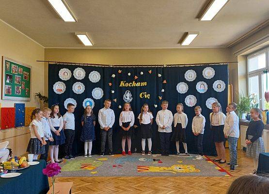 Uczniowie wspólnie recytują wiersz