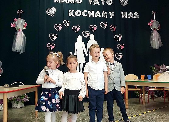 Dzieci składają życzenia rodzicom