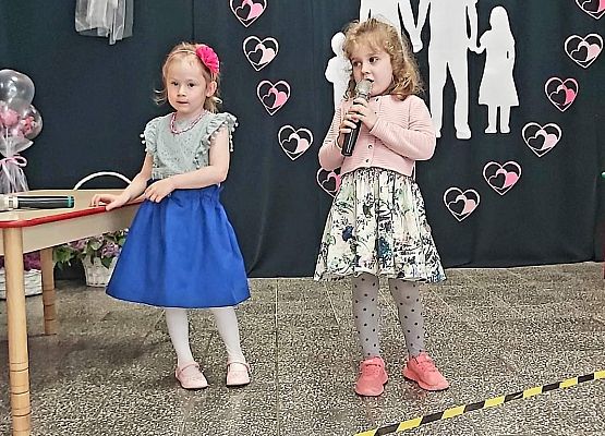 Dwie dziewczynki recytują wiersz