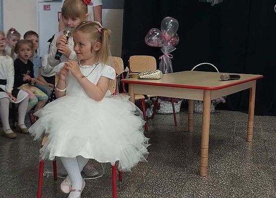 Dziewczynka w stroju panny młodej