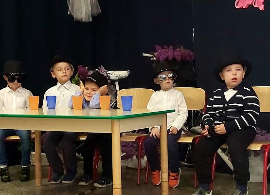 chłopcy siedzą przy stoliku