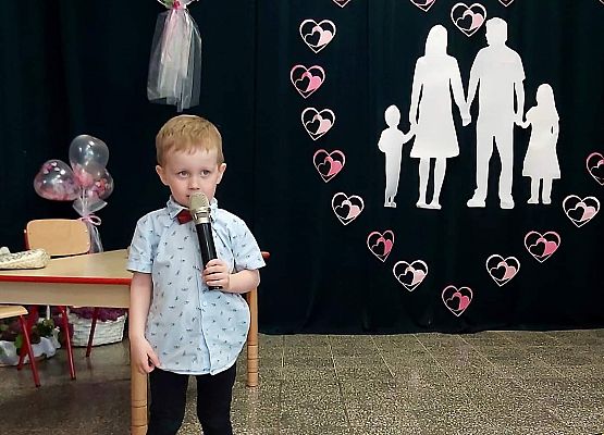 Chłopczyk recytuje wiersz