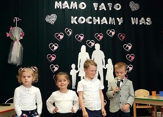 Dzieci recytują wierszyki