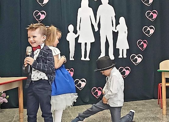 Chłopiec klęczy przed dziewczynką