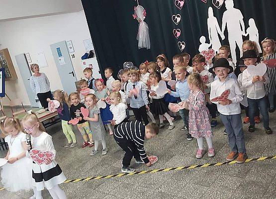 Dzieci podczas przedstawienia