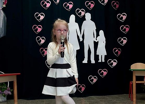 Dziewczynka recytuje wiersz