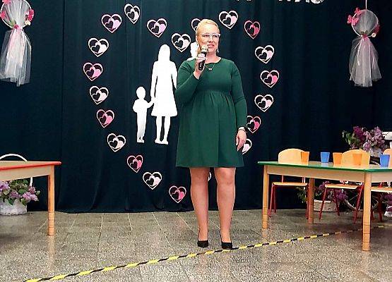 Nauczycielka wita gości