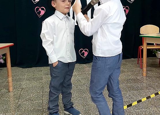 Dwaj chłopcy rozmawiają