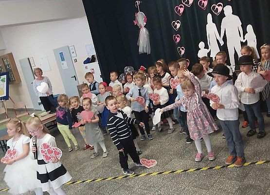 Grafika 16: DZIEŃ RODZINY W PRZEDSZKOLU