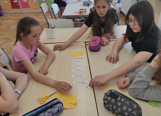 Uczennice układają  w kolejności nazwy planet