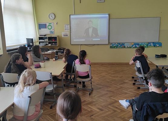 Uczniowie oglądają prezentację