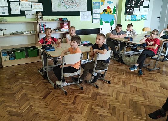 Uczniowie oglądają prezentację