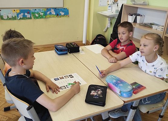 Uczniowie pracują w grupach