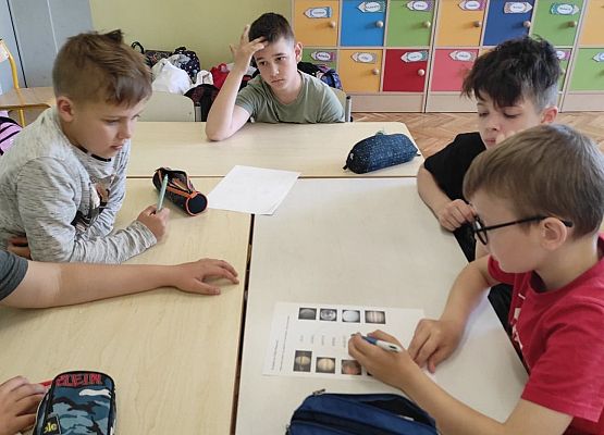 Uczniowie pracują w grupach