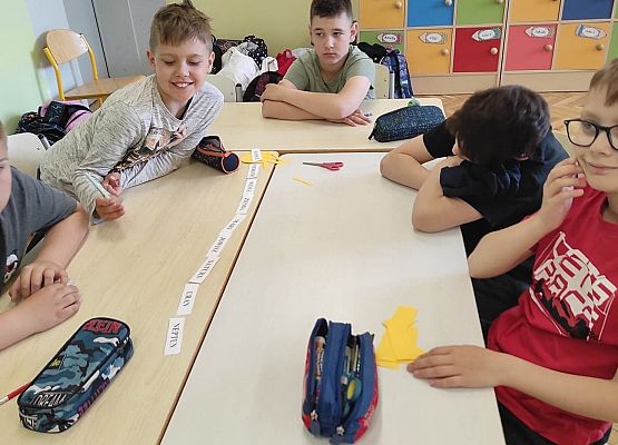 Uczniowie pracują w grupach