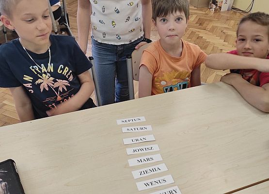 Uczniowie pracują w grupach