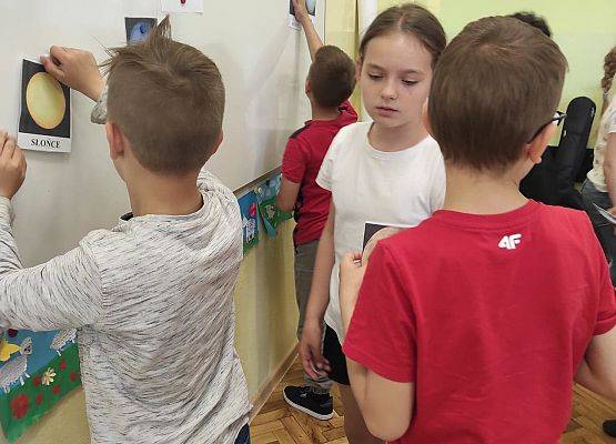 Uczniowie pracują w grupach