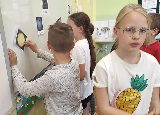 Uczniowie pracują w grupach