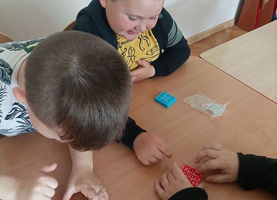 Chłopcy bawią się zabawkami