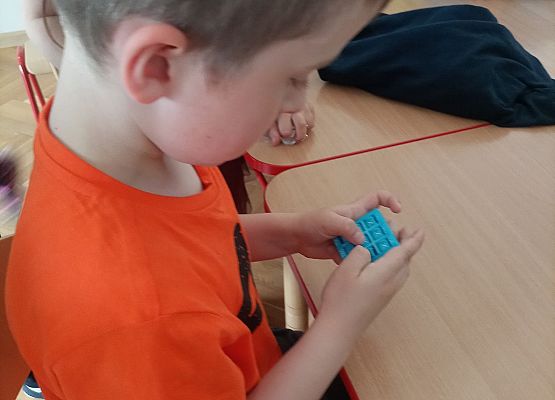 Chłopcy bawią się zabawkami