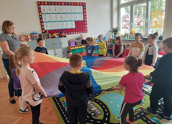 Dzieci bawią się chustą animacyjną