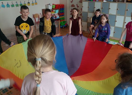 Dzieci bawią się chustą animacyjną