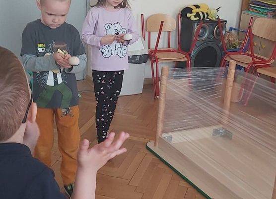 Dzieci niosą jajko na łyżce