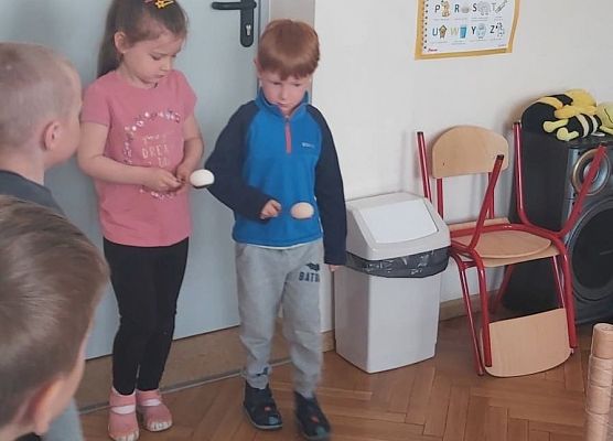 Dzieci niosą jajko na łyżce