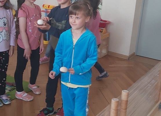 Dzieci niosą jajko na łyżce