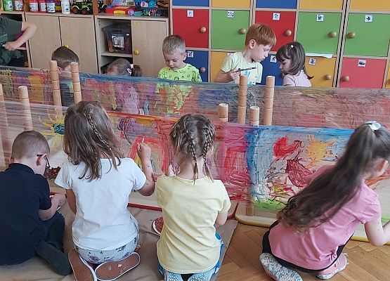 dzieci malują farbami