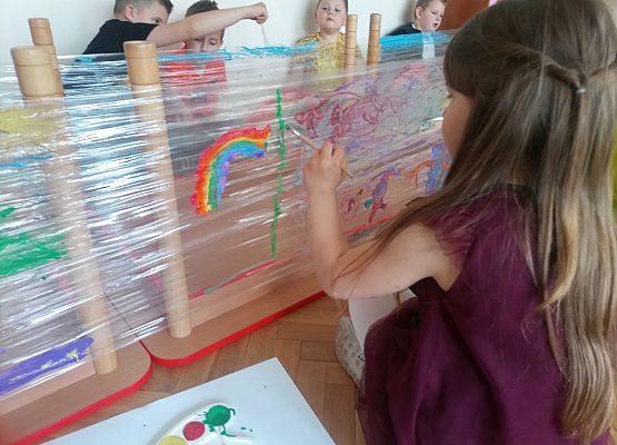 Dzieci malują farbami