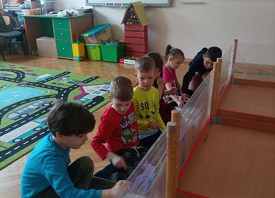 Dzieci malują farbami