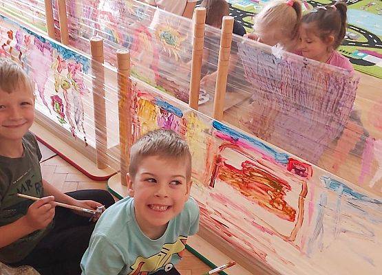 dzieci malują farbami