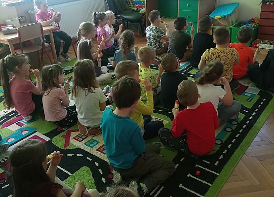 Dzieci oglądają bajkę