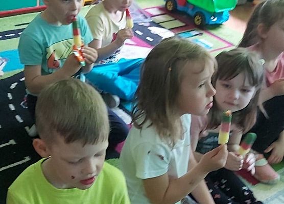 dzieci jedzą lody