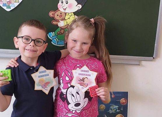 dzieci stoją przy tablicy