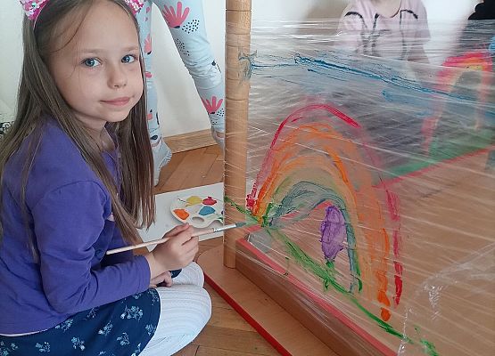 Dziewczynka maluje tęczę
