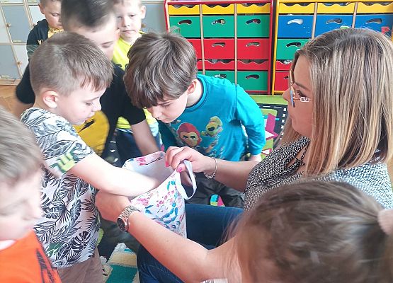 Nauczycielka rozdaje dzieciom upominki