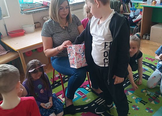 Nauczycielka rozdaje dzieciom upominki