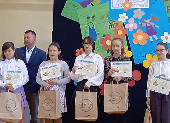 Uczennice z nagrodami