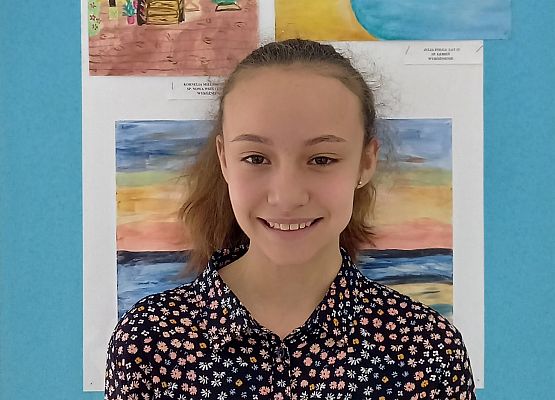 Uczennica na tle pracy konkursowej