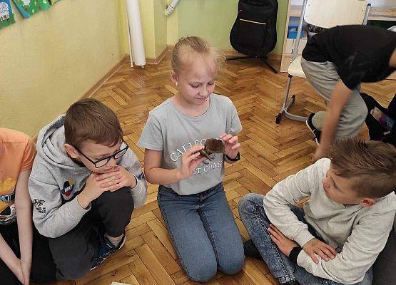 Uczniowie układają karty na brystolu