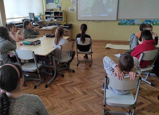 Uczniowie oglądają film